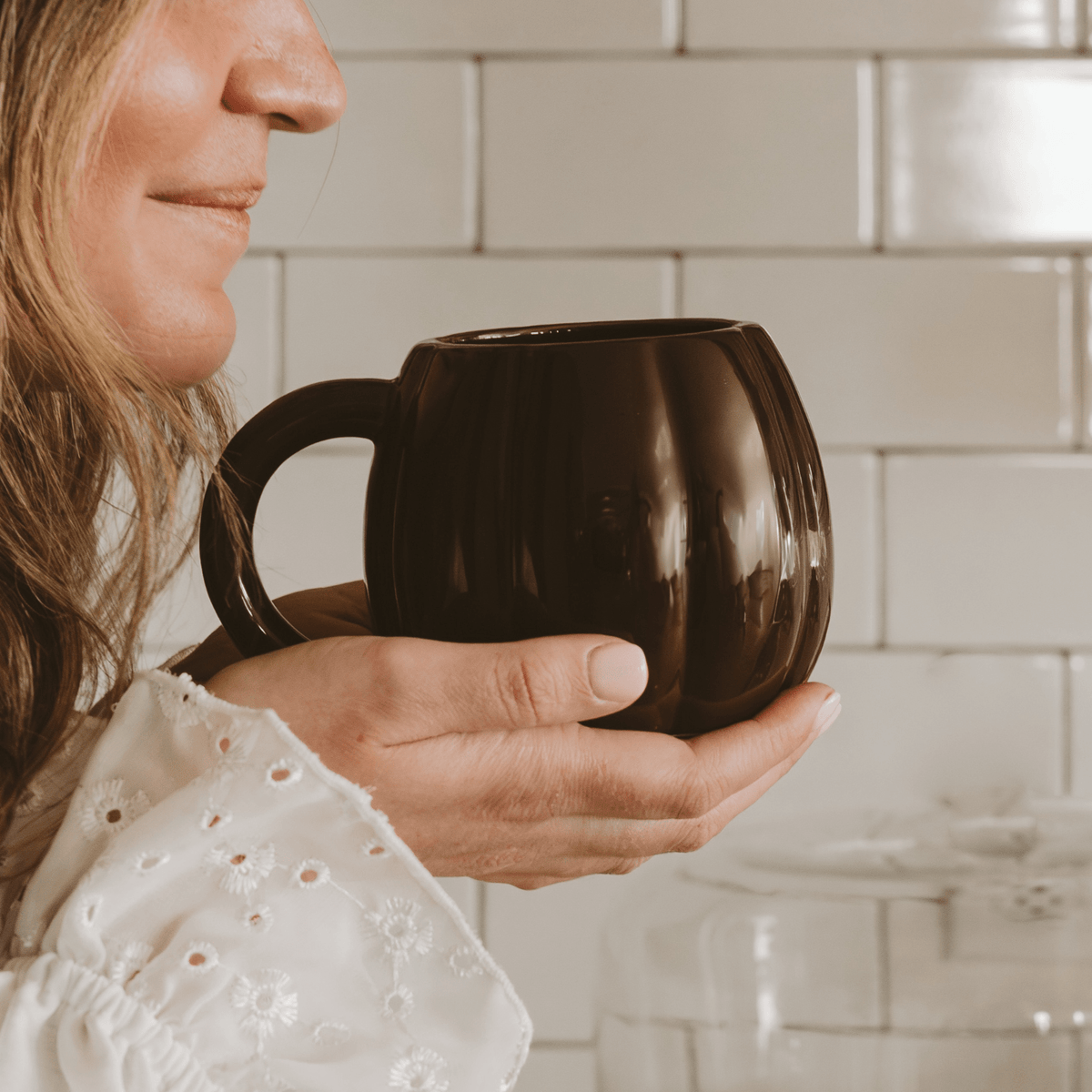 Brown pumpkin-shaped 19 oz ceramic coffee mug