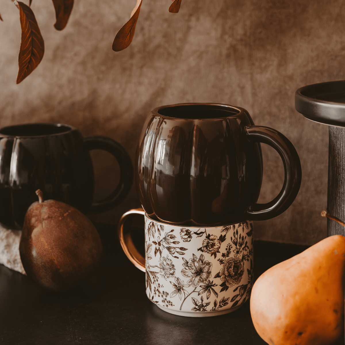 Brown pumpkin-shaped 19 oz ceramic coffee mug
