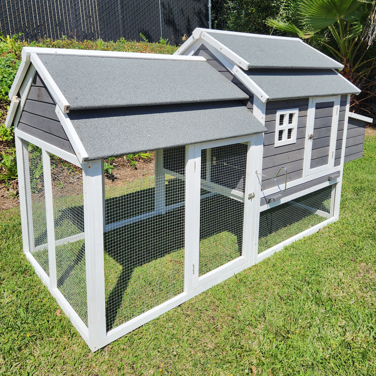 Cheyenne Chicken Coop, Grey & White (up to 4 chickens)