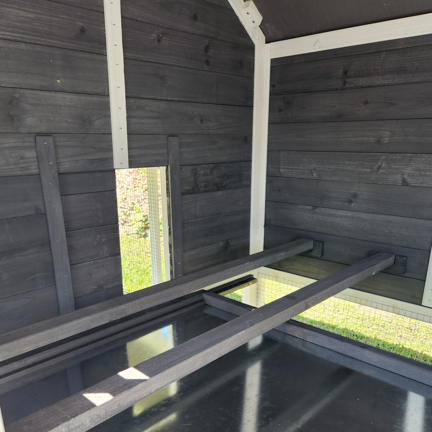 Cheyenne Chicken Coop, Grey & White (up to 4 chickens)