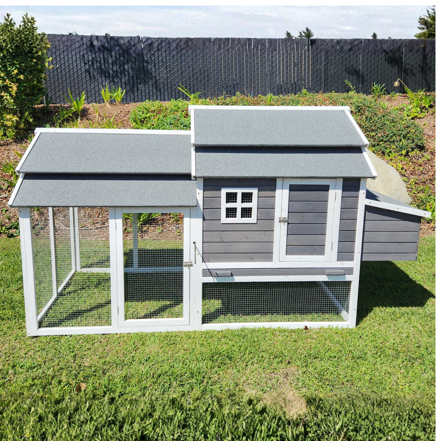 Cheyenne Chicken Coop, Grey & White (up to 4 chickens)