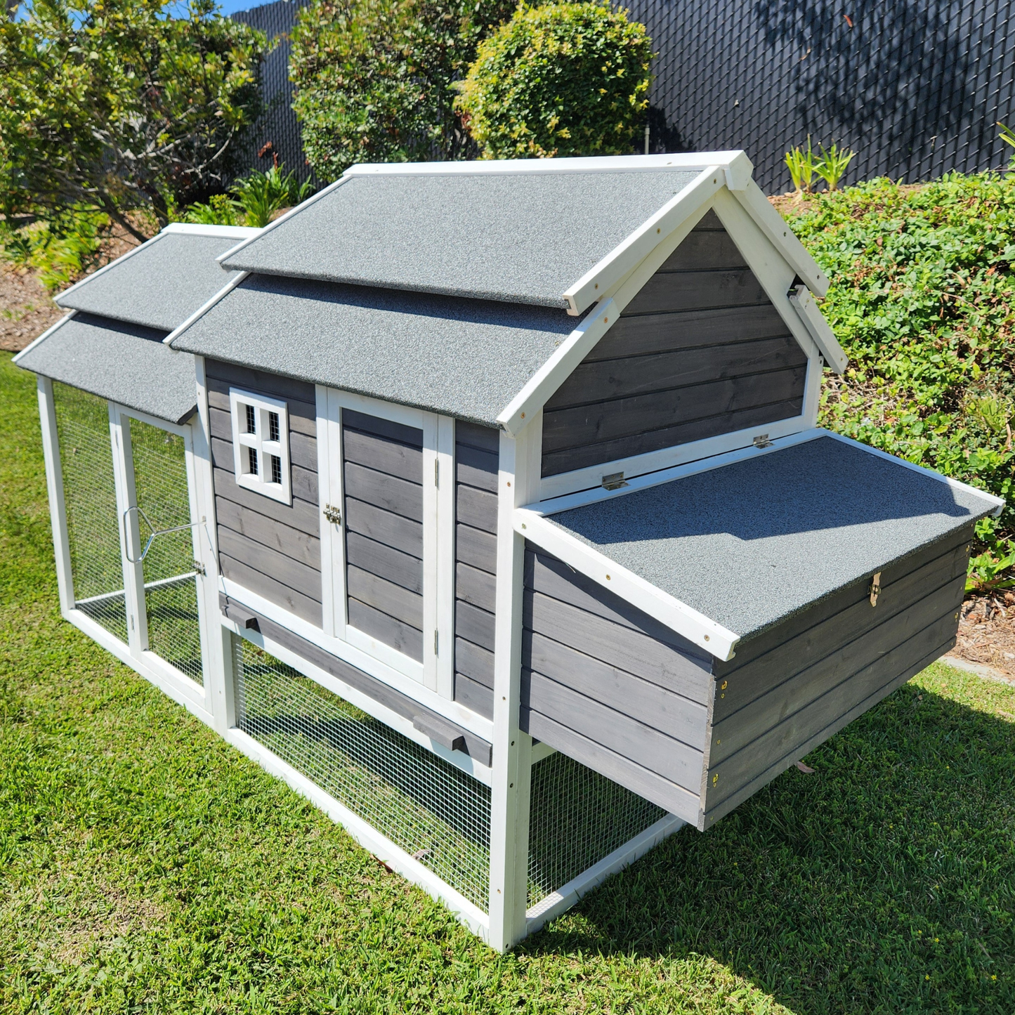 Cheyenne Chicken Coop, Grey & White (up to 4 chickens)