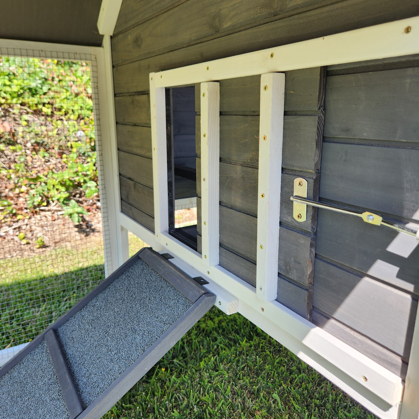 Cheyenne Chicken Coop, Grey & White (up to 4 chickens)